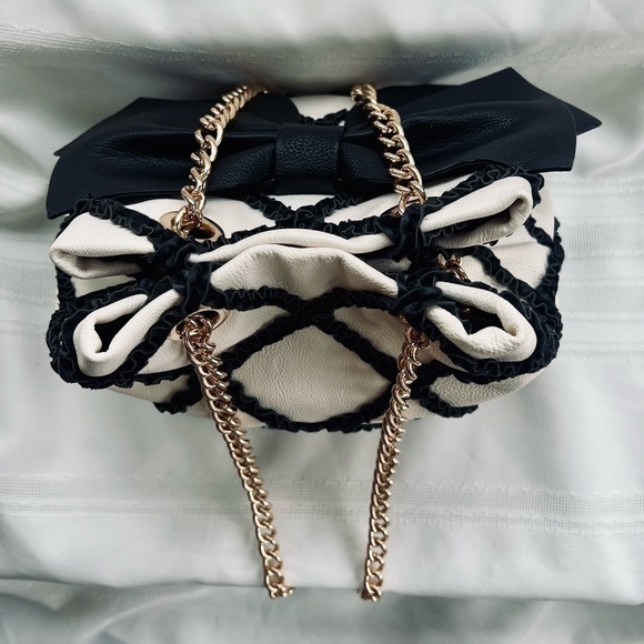 💥SALE💥 Betsey Johnson Bow Satchel Pebble Texture Faux Leather Gold Chain EUC - Picture 5 of 16